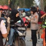 Kabut Asap Pekat, Polres Lubuk Linggau Turun Bagikan Masker