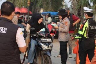 Kabut Asap Pekat, Polres Lubuk Linggau Turun Bagikan Masker