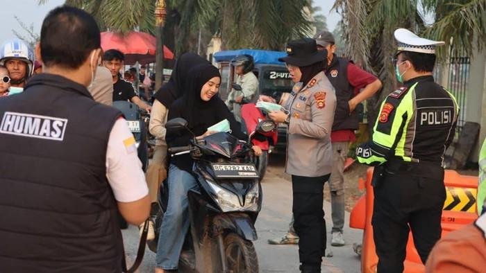 Kabut Asap Pekat, Polres Lubuk Linggau Turun Bagikan Masker