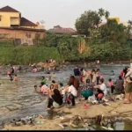 Air Sumur Susut, Warga Lubuklinggau Terpaksa Mandi di Sungai