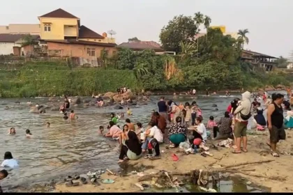 Air Sumur Susut, Warga Lubuklinggau Terpaksa Mandi di Sungai