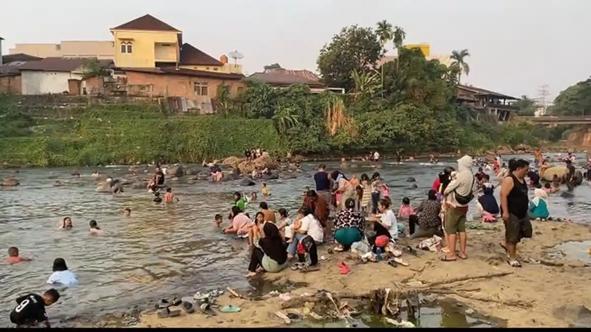 Air Sumur Susut, Warga Lubuklinggau Terpaksa Mandi di Sungai