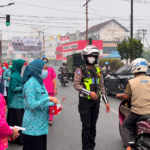 Ketua TP PKK Lubuklinggau Bagikan 3.000 Masker di Tengah Kabut Asap