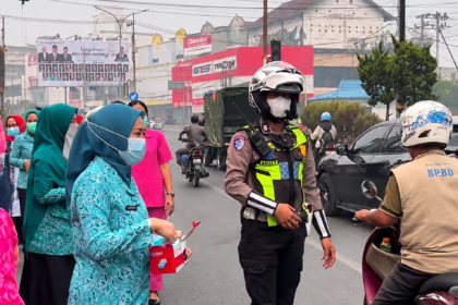 Ketua TP PKK Lubuklinggau Bagikan 3.000 Masker di Tengah Kabut Asap
