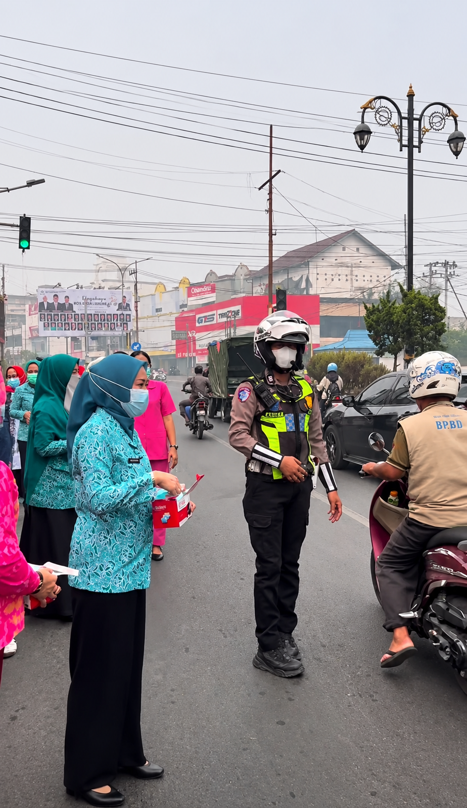 Ketua TP PKK Lubuklinggau Bagikan 3.000 Masker di Tengah Kabut Asap