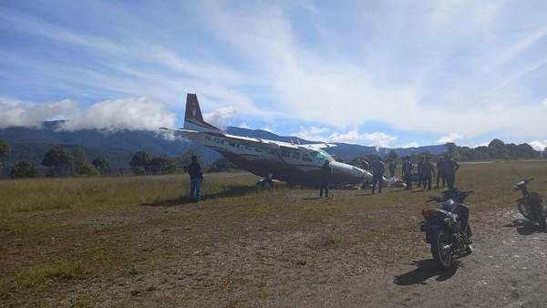 Geger! Pesawat Asian One Air Tergelincir di Papua, 2 TNI Terluka