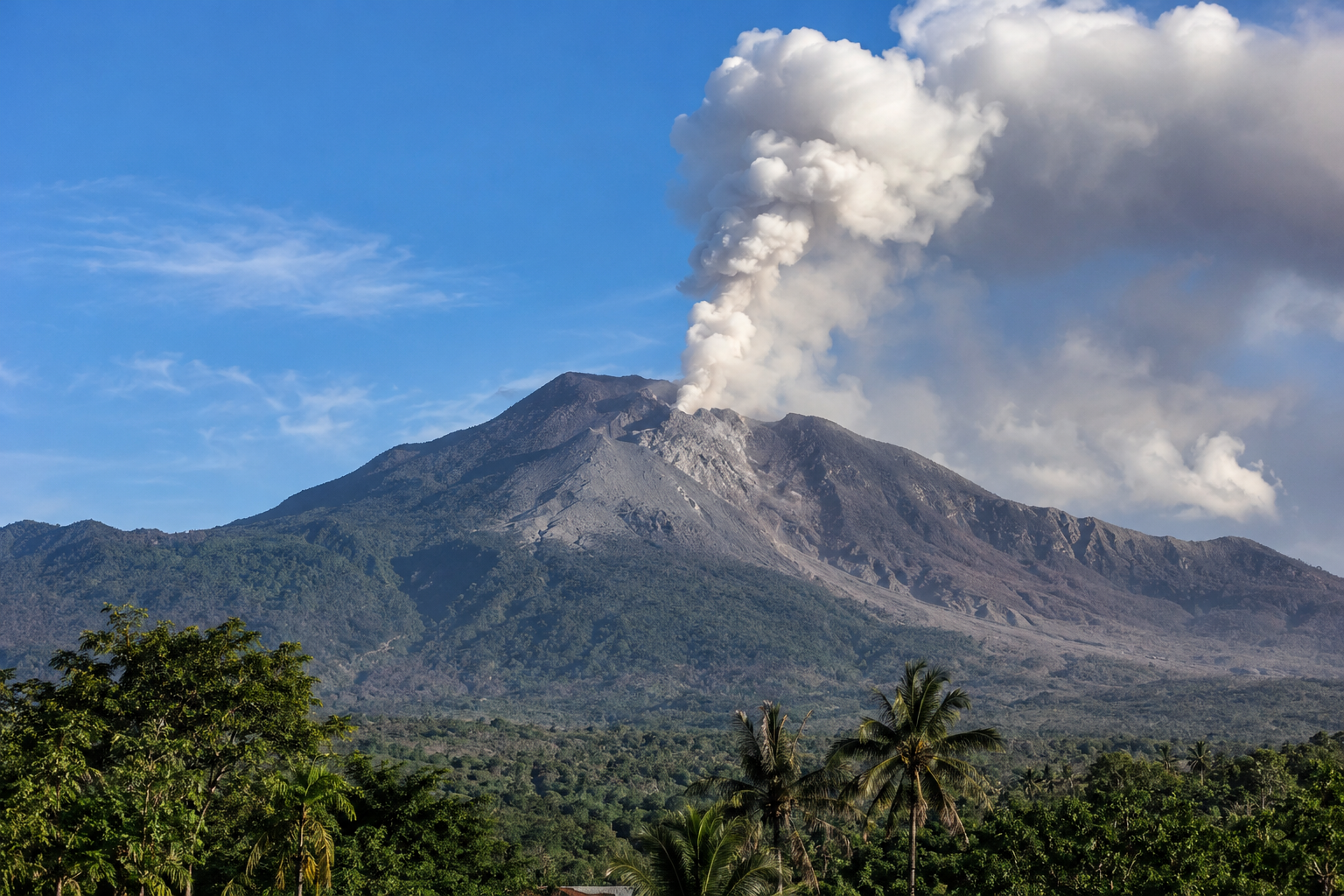 Aktivitas Gunung Lewotobi Menurun, Tetap Status Waspada